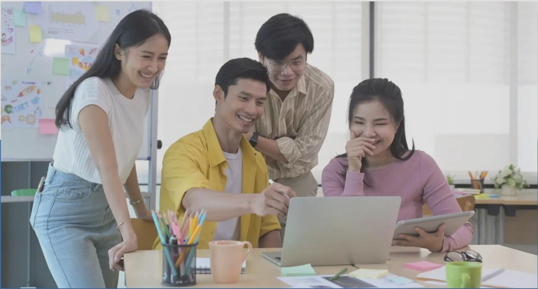 Equipo de Almariventa trabajando en el desarrollo de contenidos educativos