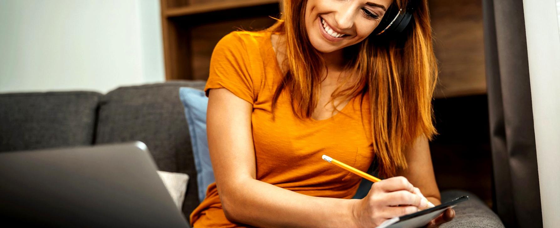 Persona trabajando en planificación financiera con calculadora y documentos