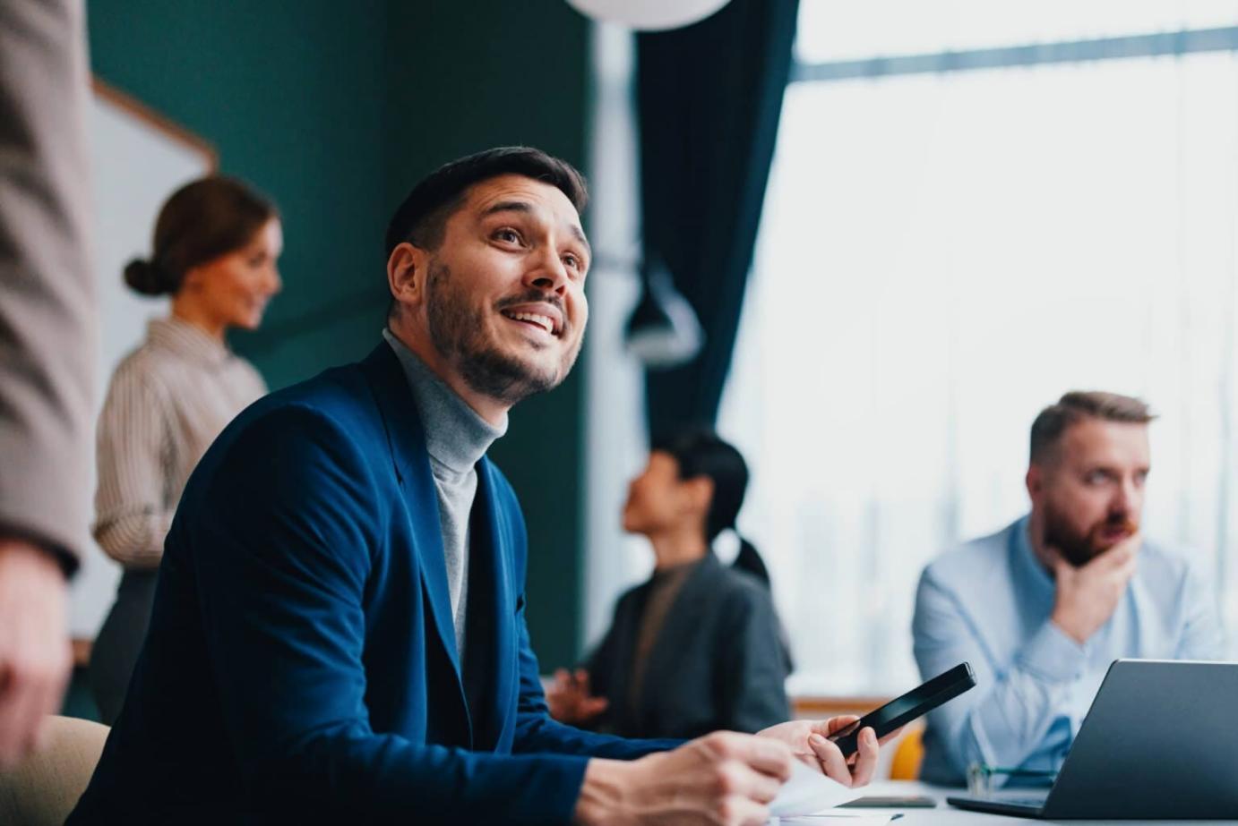 Participantes trabajando con hojas de cálculo y calculadoras durante un taller práctico de planificación financiera