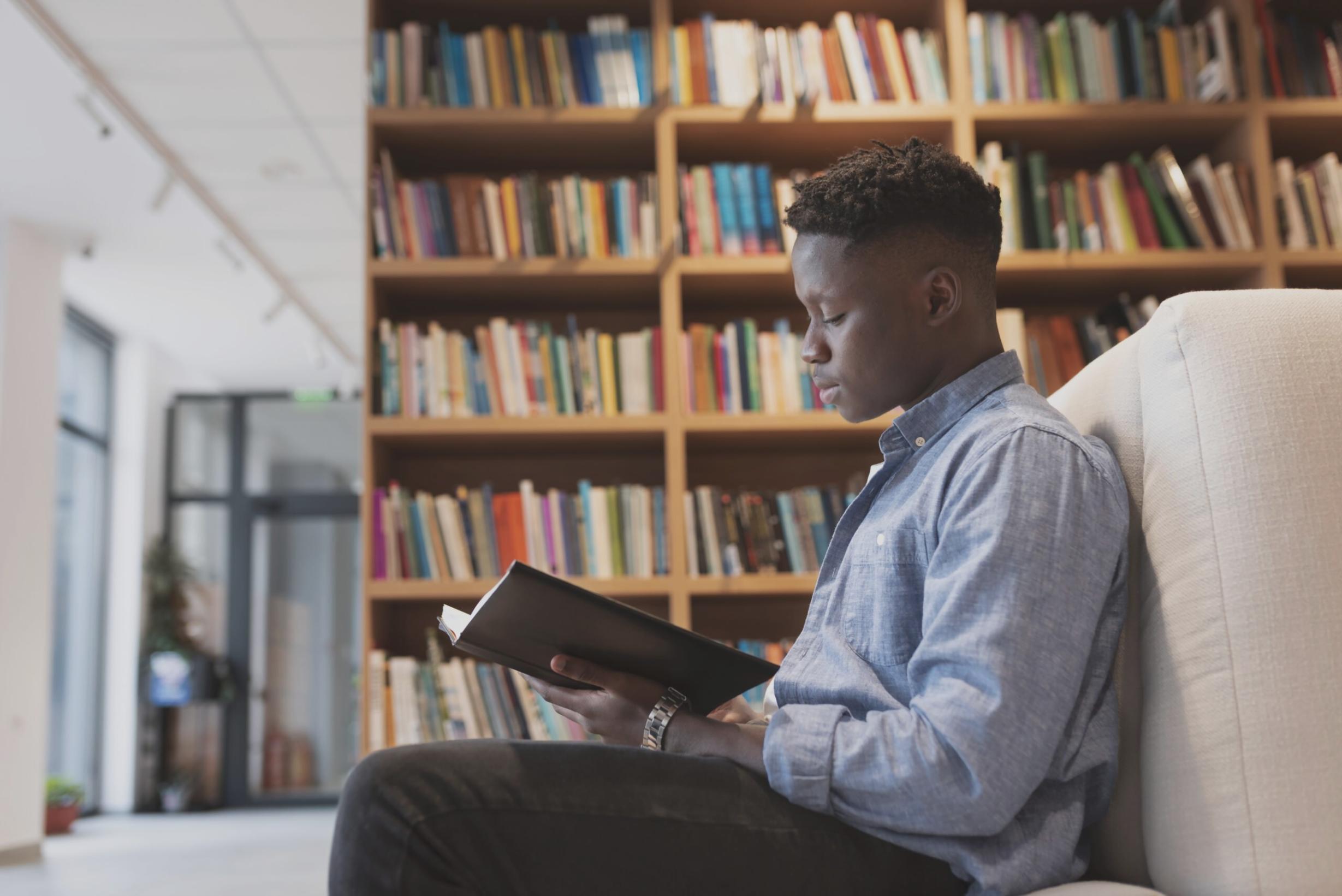 Participante revisando su plan financiero mensual en pantalla